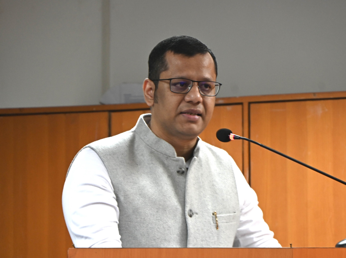 Curtail wasteful spending instead of session: LoP