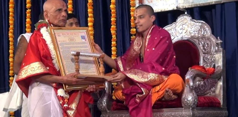 Partagal Math presents awards to personalities