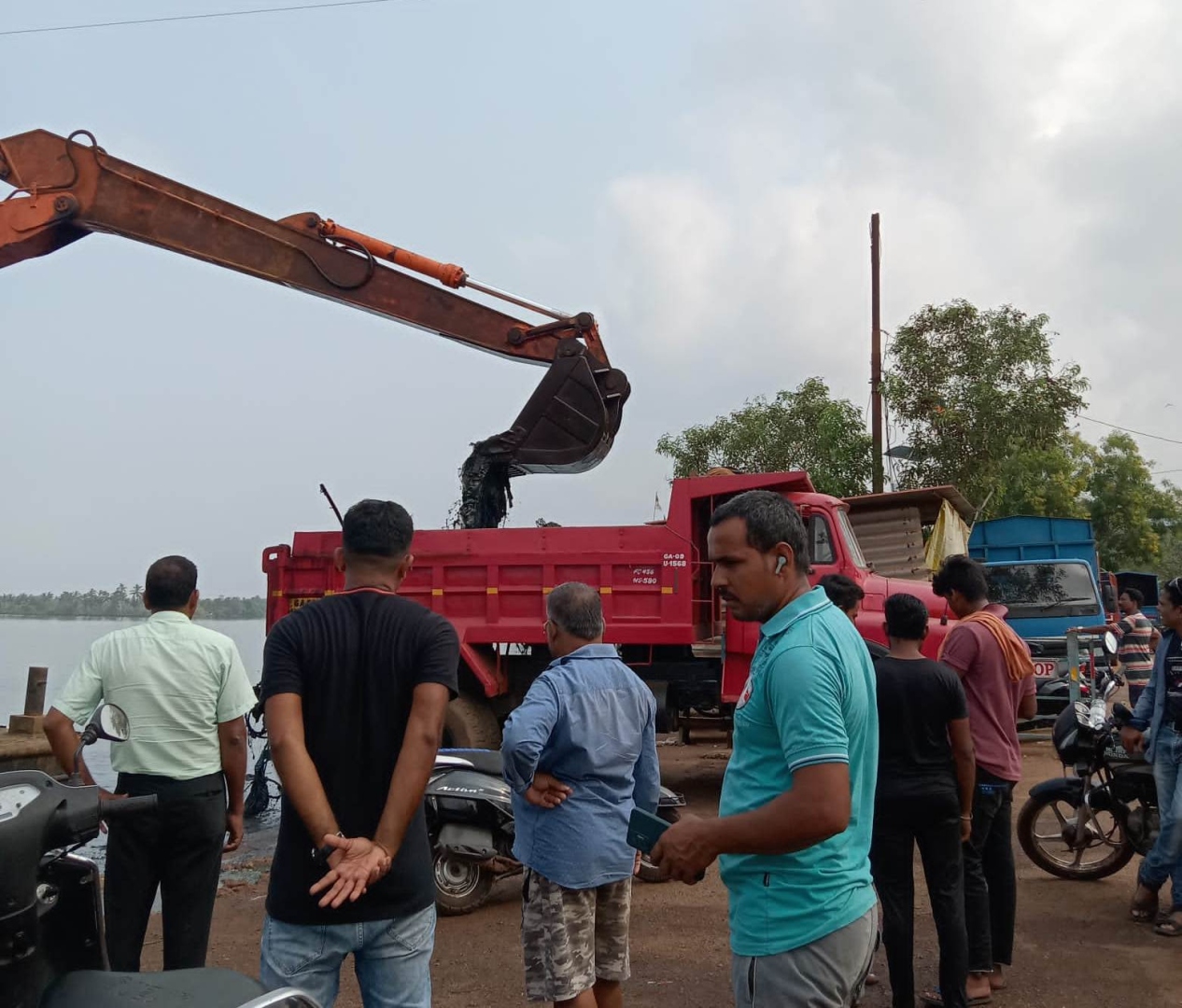 Desilting of River Sal at Cutbona jetty begins