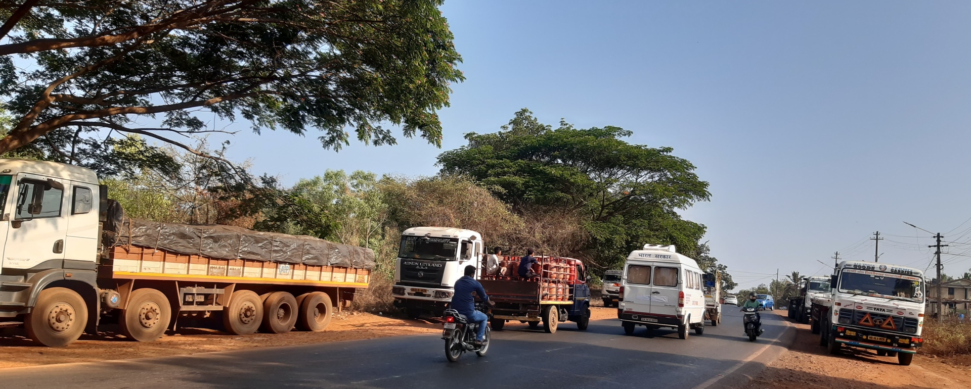 No truck terminus? Truckers choose Navelim-Cuncolim highway to park