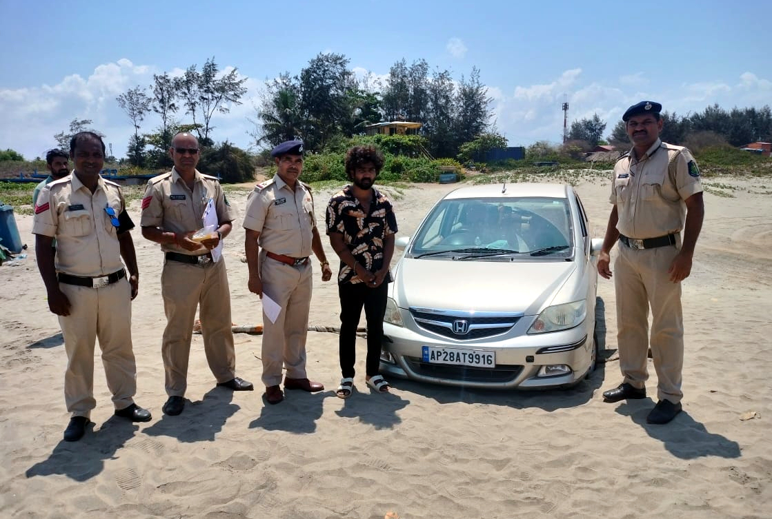 Tourist car seized for Morjim beach drive