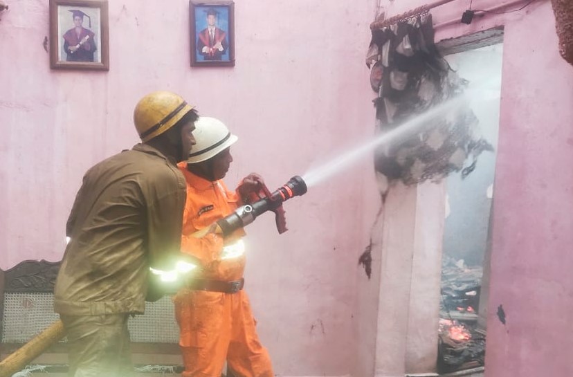 The Goan EveryDay Fire engulfs house at Curtorim, 70yrold gets burn