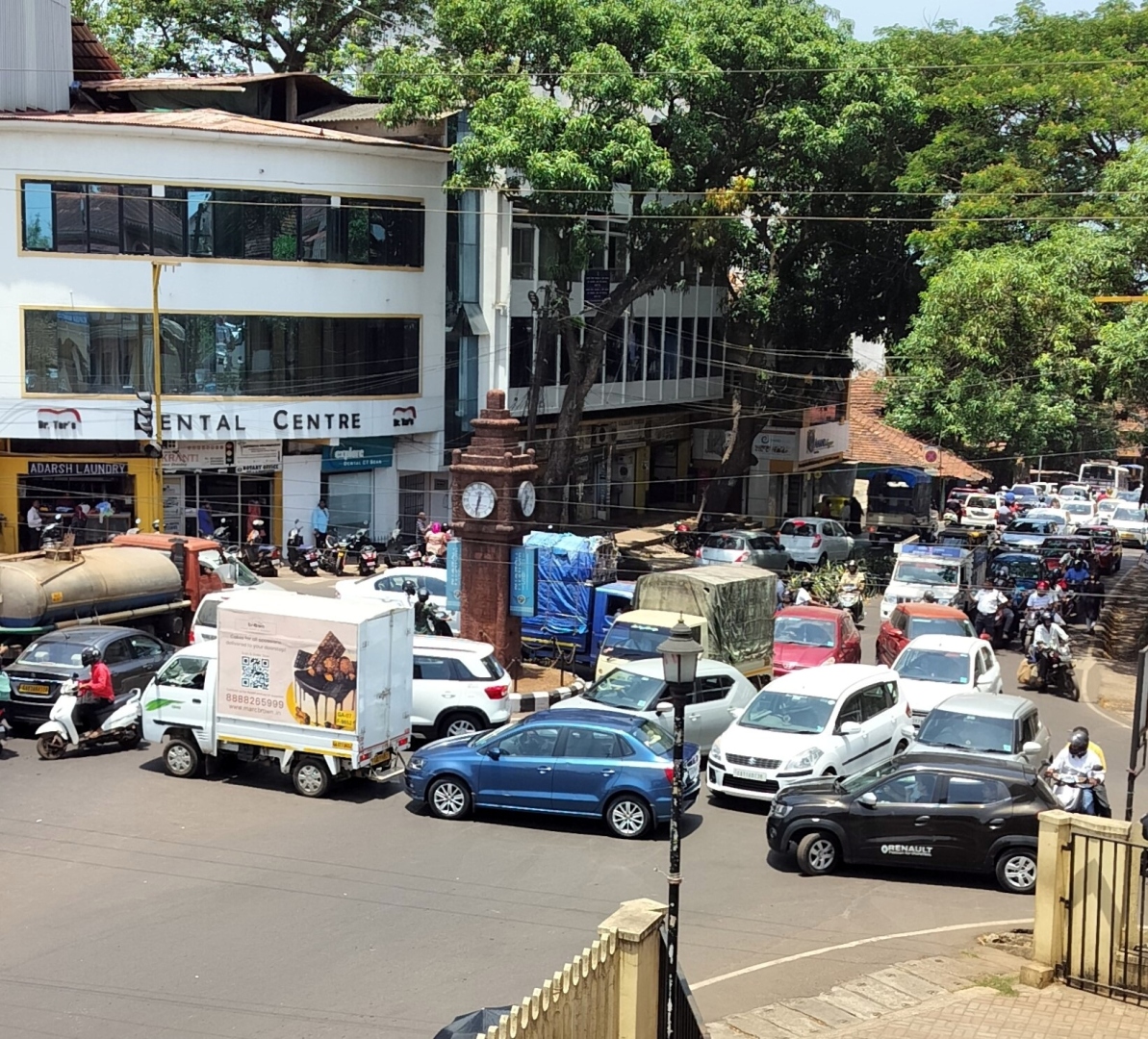 Traffic chaos returns at Mapusa court junction as schools reopen