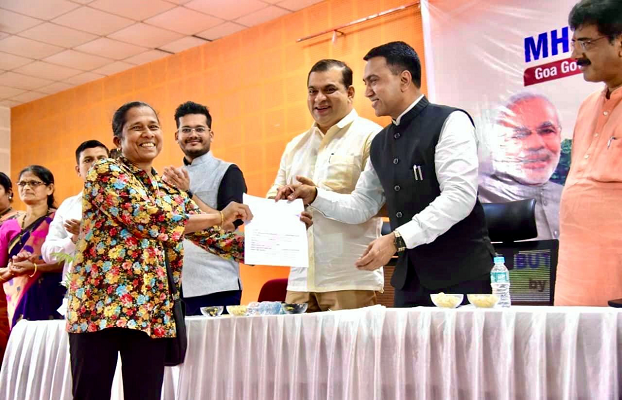 CM hands ‘Mhaje Ghar’ forms to beneficiaries in Porvorim
